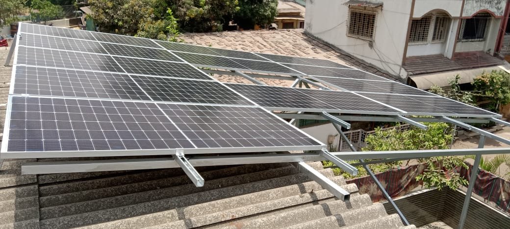 Tilted rooftop mounting structure